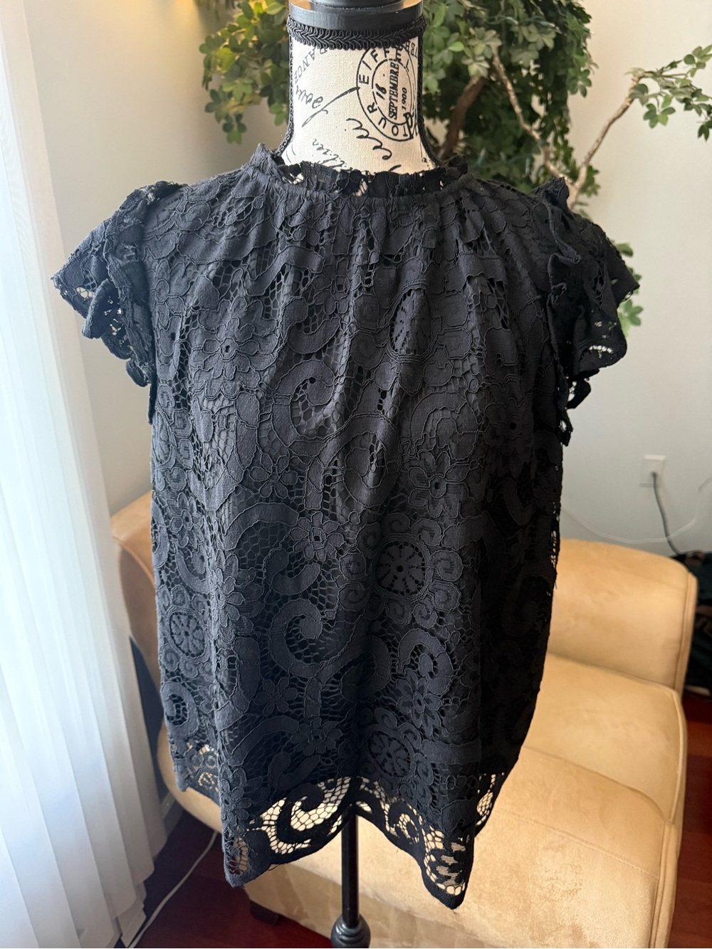 Nanette Lepore BLACK Lace Cap Sleeve Blouse, Lined. Size L